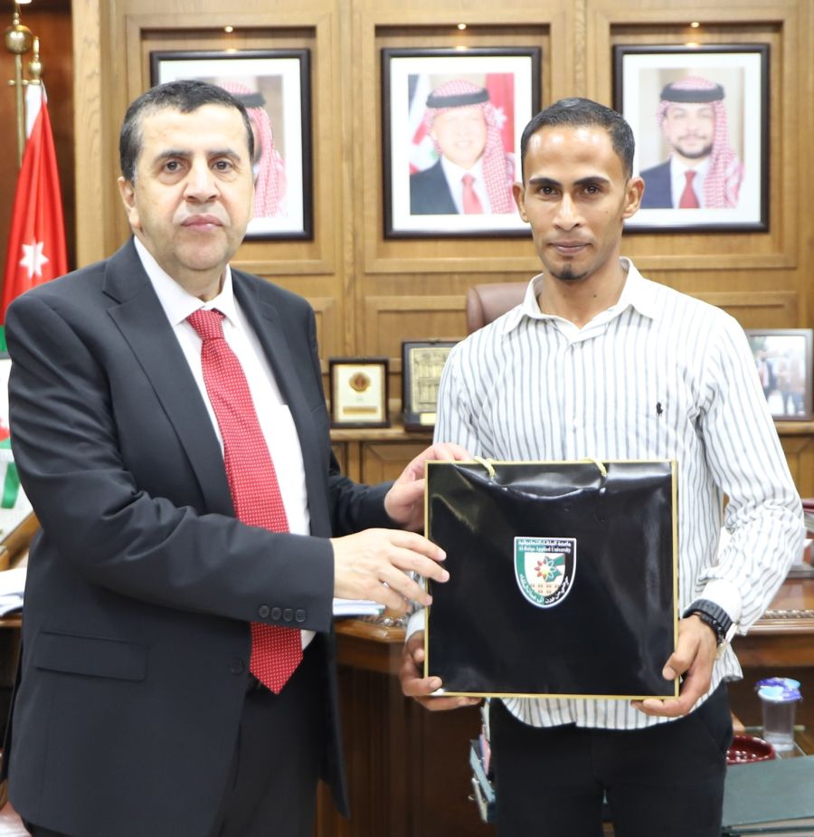 البلقاء التطبيقية تكرم عبد العاطي بعد