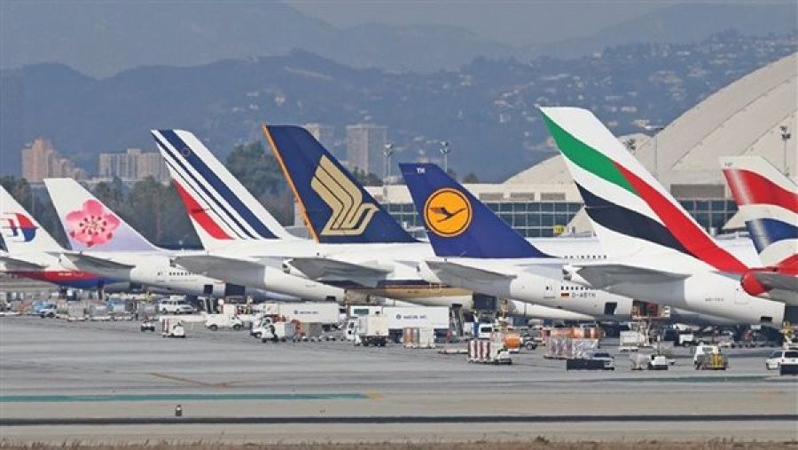 شركات طيران عالمية تعلق رحلاتها من