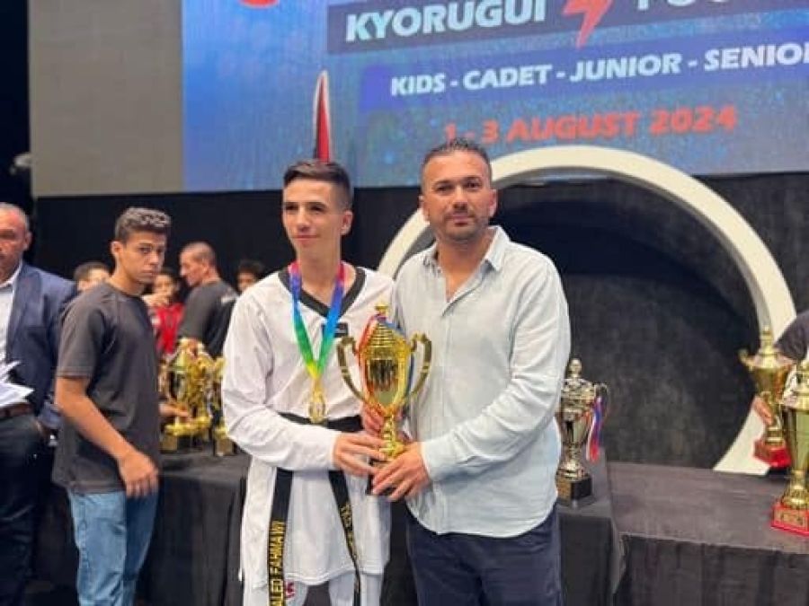 جامعة الزرقاء تحصل على كأس المركز