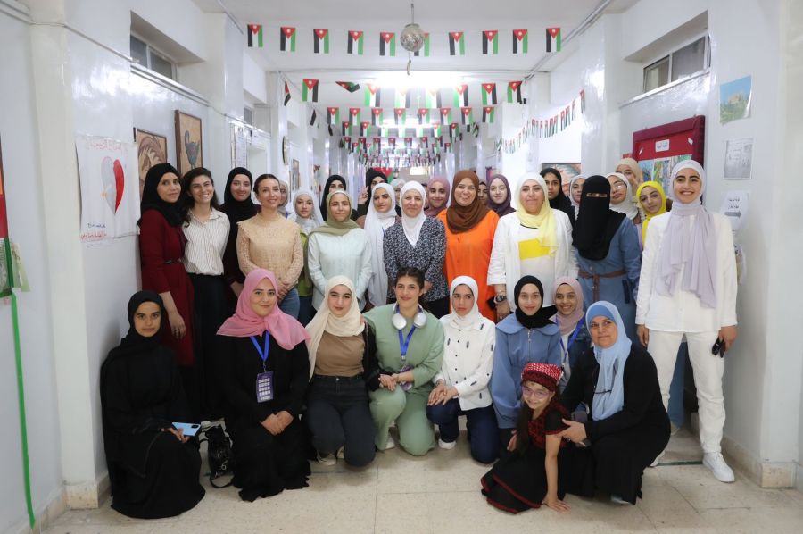 الزعبي تتفقد مشاريع طلبة النادي الصيفي