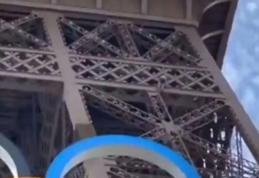 بالفيديو.. رجل يتسلق برج إيفل في