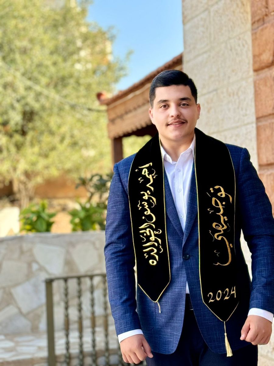 الحاج سليمان خلف القلاب يهنئ حفيده