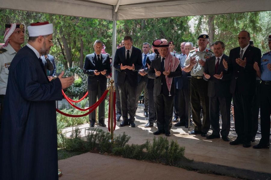 الملك وولي العهد يشاركان في تشييع