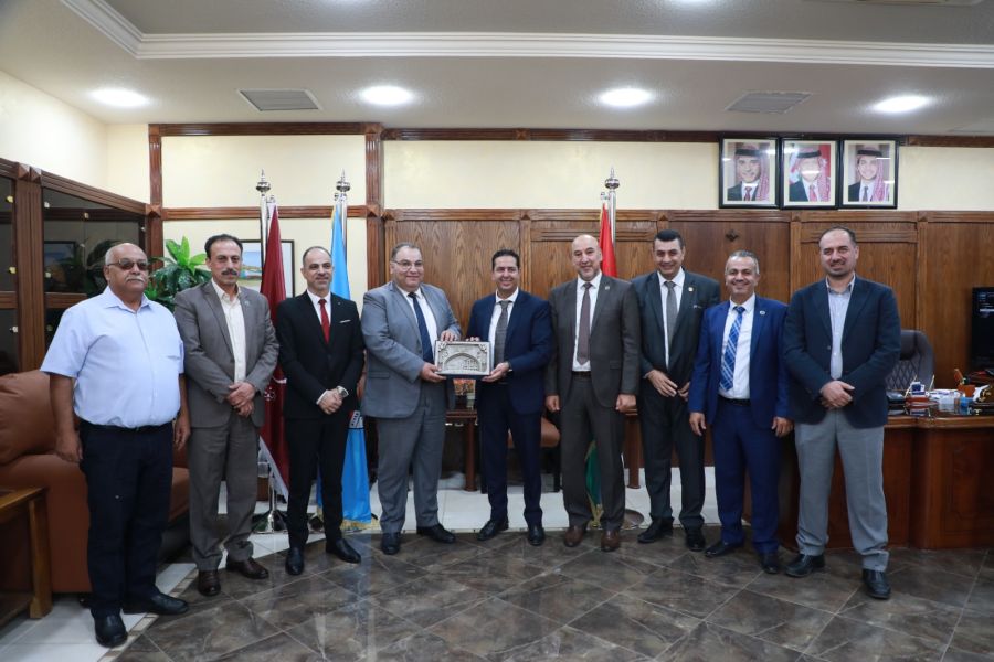 رئيس جامعة فلسطين الأهلية يزور جامعة