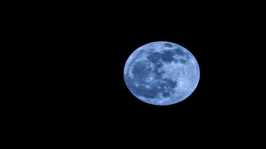 البدر الأزرق العملاق يزين سماء الأردن