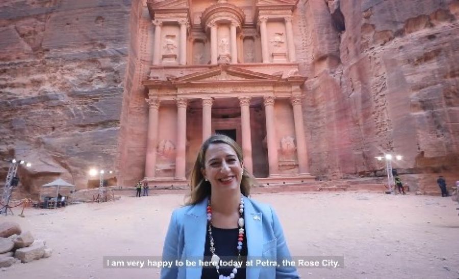 السفيرة الأمريكية في المدينة الوردية: سعيدة