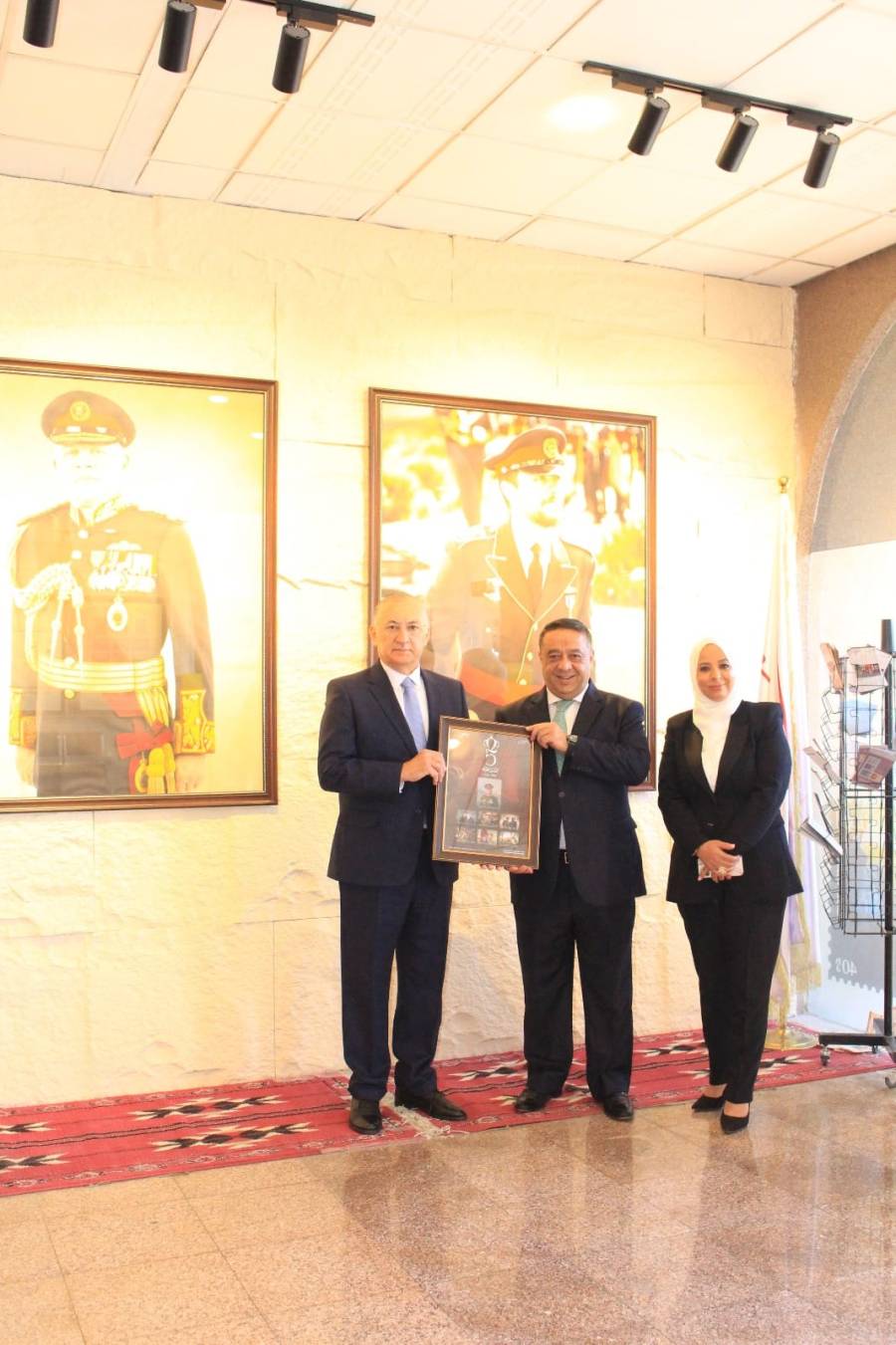 حجازي يزور متحف الطوابع البريدية ويلتقي