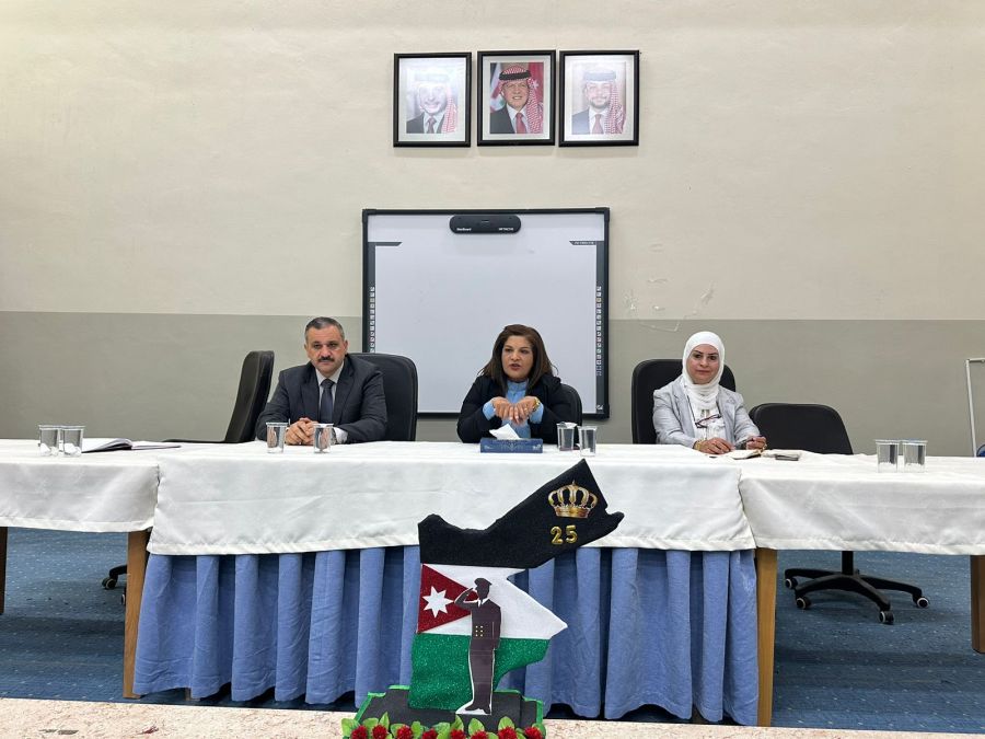 العجارمة تعقد اجتماعا مع مديري ومديرات