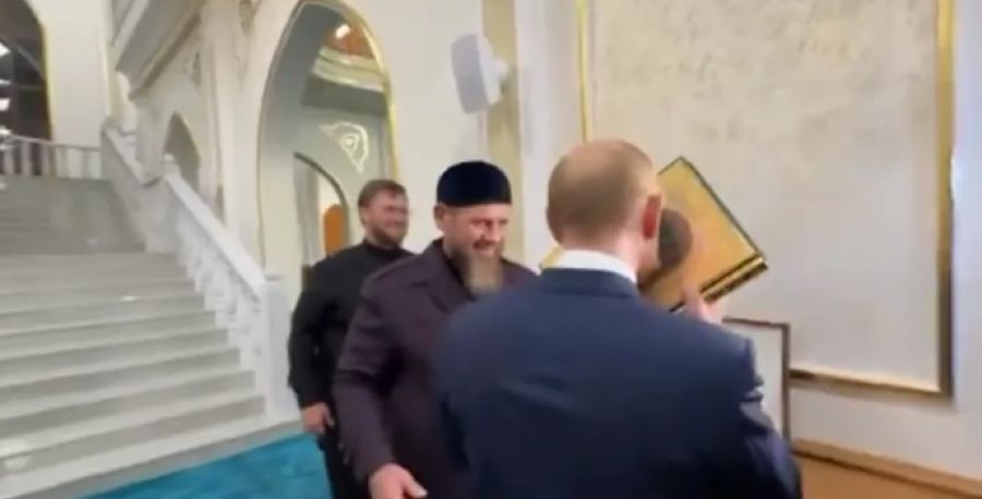فيديو.. بوتين يقبل نسخة من القرآن