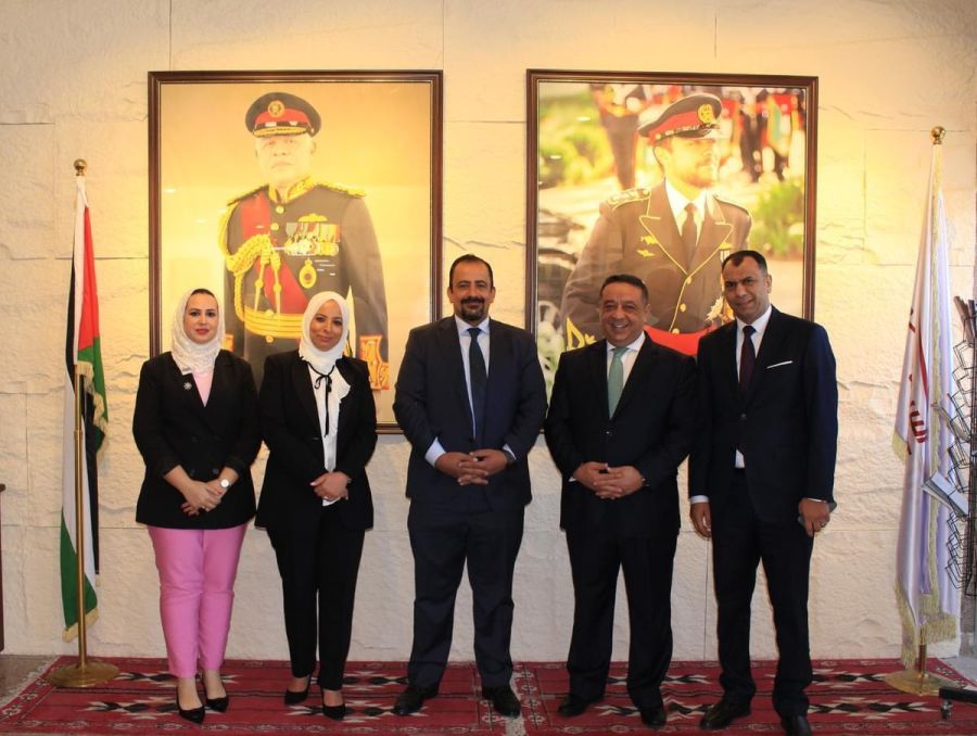 رئيس التشريفات الملكية يزور متحف الطوابع