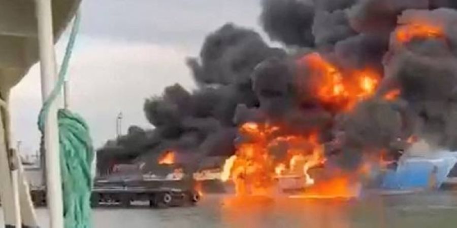 غرق عبّارة محمّلة بالوقود في ميناء