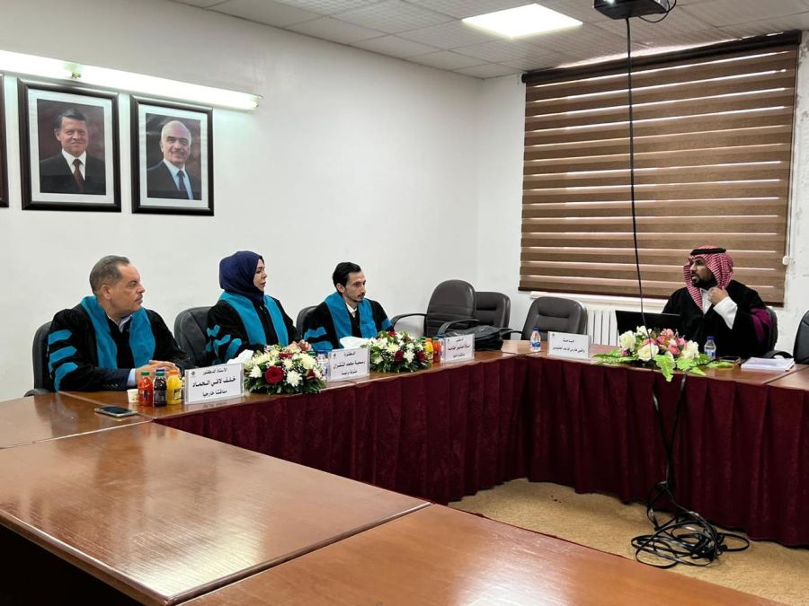 مناقشة رسالة ماجستير في الاعلام للطالب