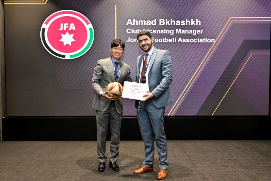 الاتحاد الآسيوي يكرم مدير ترخيص الأندية
