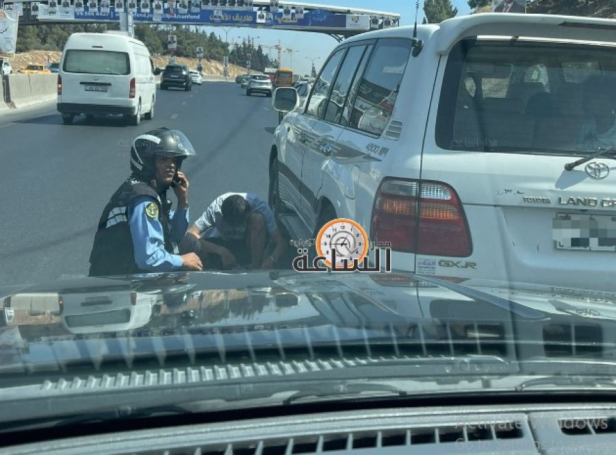 رجل سير قاعد في منتصف الطريق..