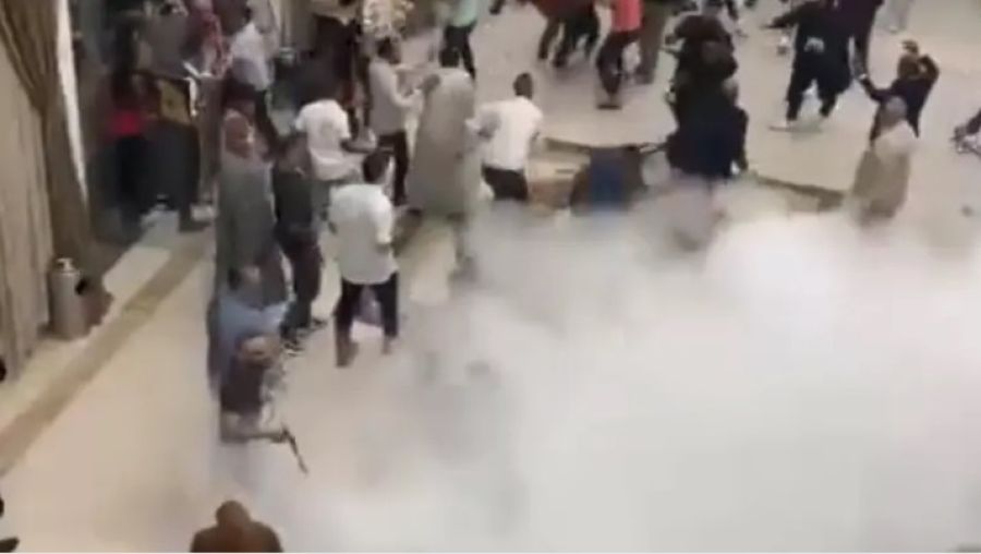 ضرب بالكراسي.. فرح في مصر انقلب