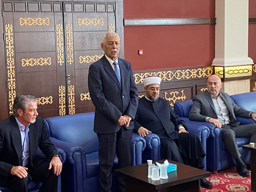 مندوبا عن الملك وولي العهد.. العيسوي