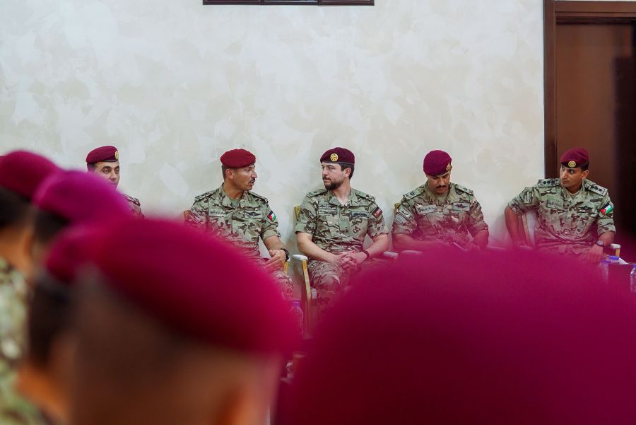 ولي العهد يلتقي زملاءه في الكتيبة