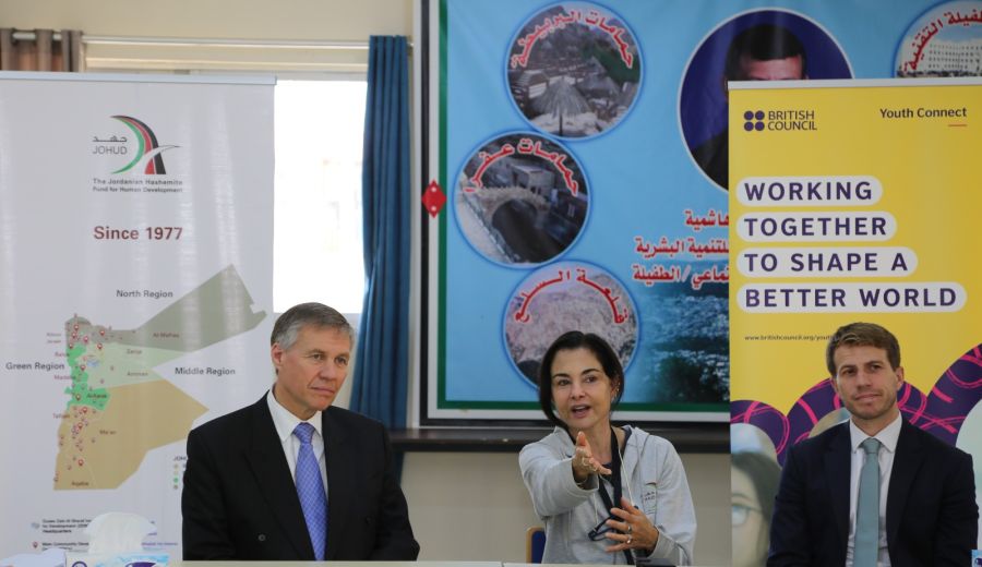 السفير البريطاني في عمان يلتقي المشاركين