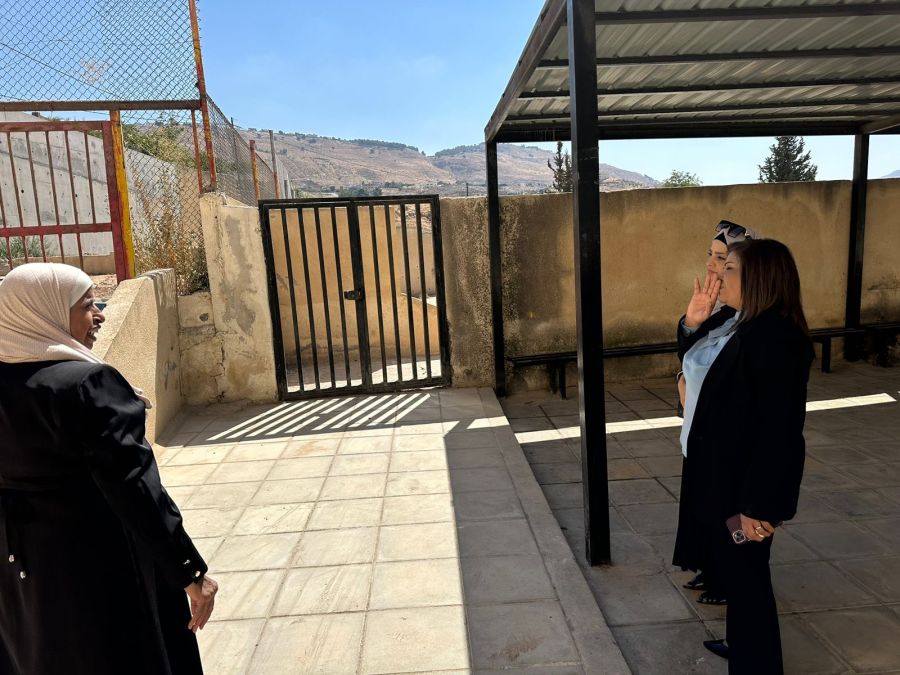 العجارمة تتفقد الجدار الاستنادي في مدرسة