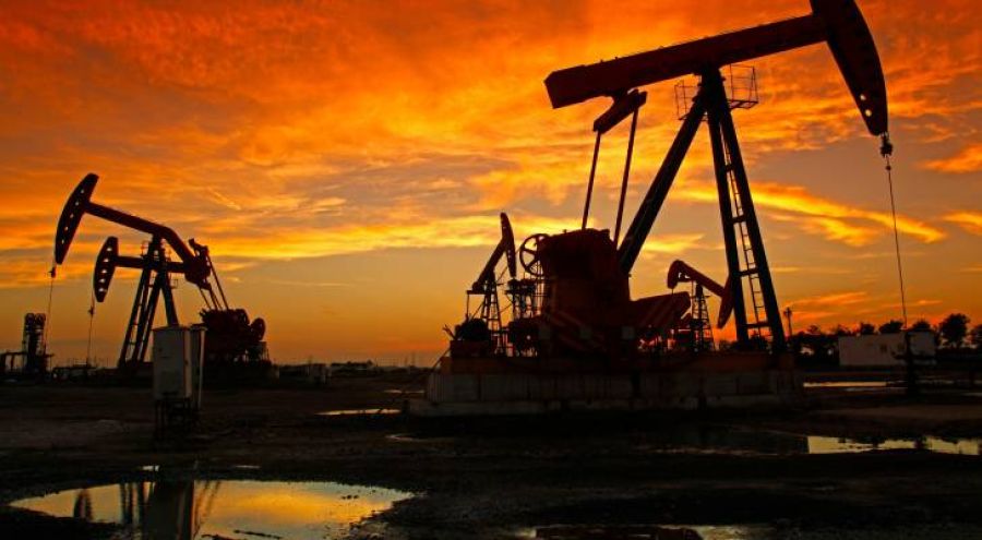 النفط يبلغ أدنى مستوى له منذ