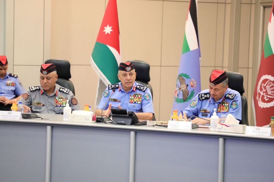 نقل تحيات الملك.. المعايطة يزور الدفاع