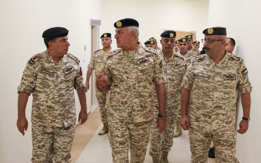 الحنيطي يزور مديرية العمليات الحربية (صور)