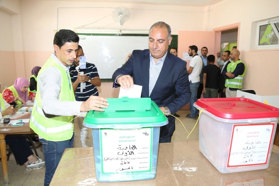 الشواربة يدلي بصوته في الانتخابات البرلمانية