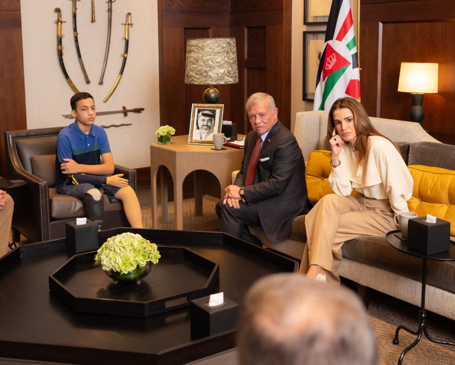 الملك والملكة يستقبلان الطفل يزن الحرازين