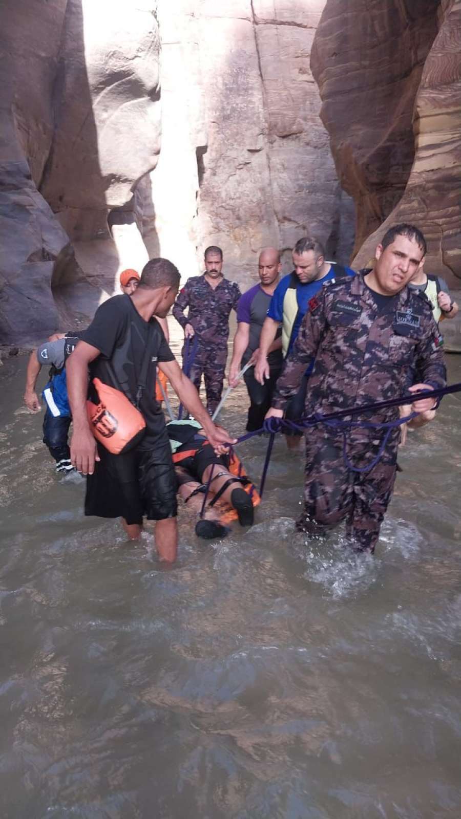 انقاذ شخص تعرض للسقوط في محمية