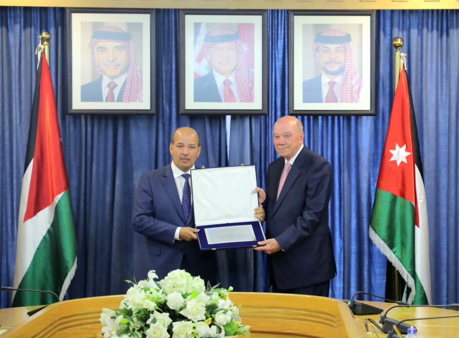 برلمان البحر الأبيض المتوسط يمنح الملك