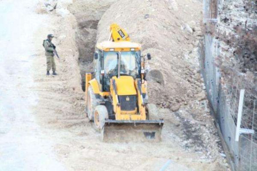 جيش الاحتلال الاسرائيلي بدأ بحفر خندق