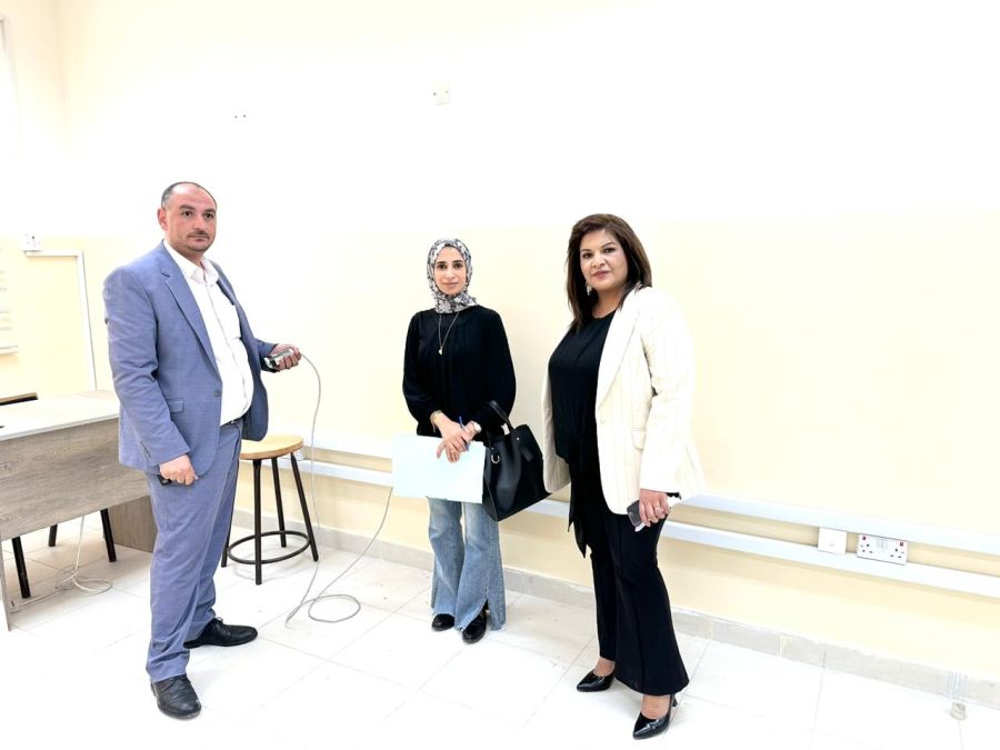 العجارمة تتسلم العطاءات الخاصة بمختبرات التعليم