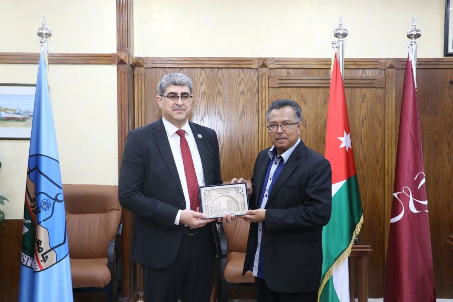 وفد من جامعة اوتارا الماليزية يزور