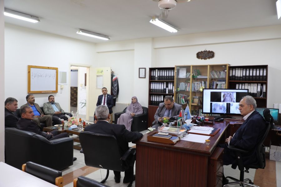 مجلس أمناء جامعة الزرقاء يزور كلية