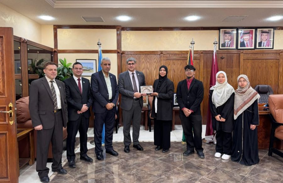 وفد من جامعة باهانج الماليزية يزور