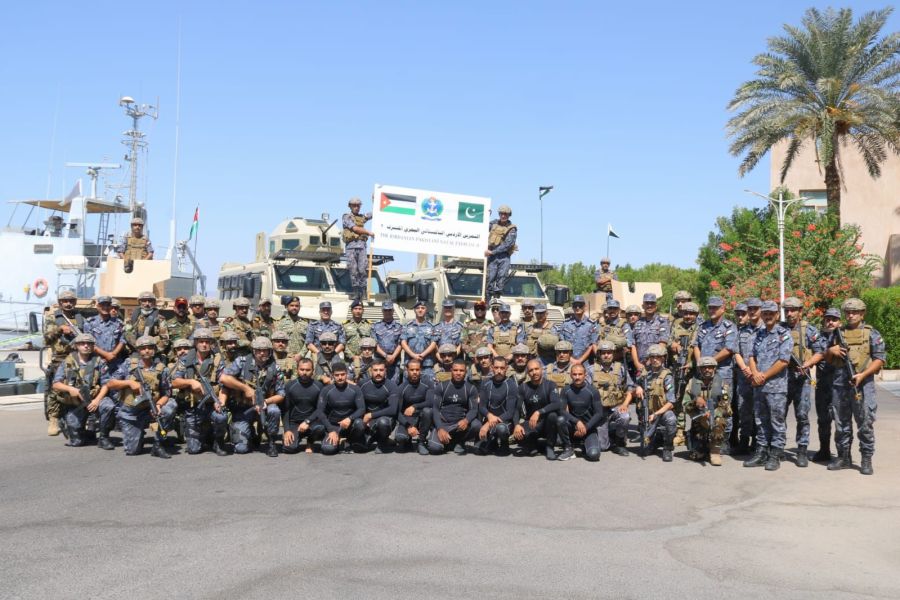 القوة البحرية والزوارق الملكية تنفذ تمرينا