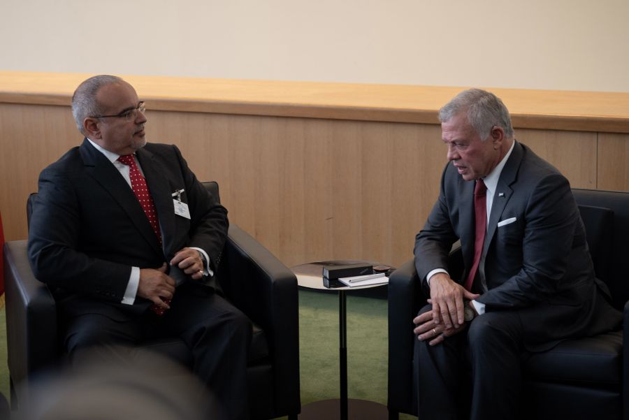 الملك يلتقي ولي عهد البحرين ويؤكد