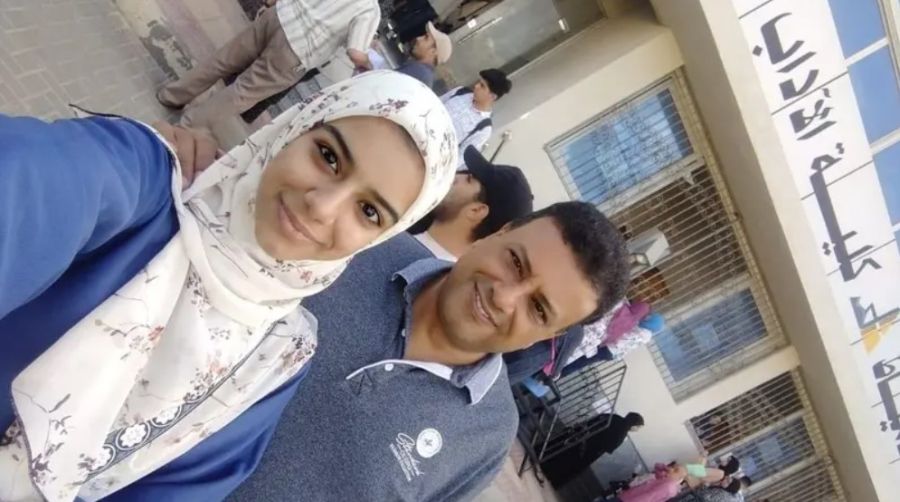 أب خمسيني مصري يعود للتعليم مع