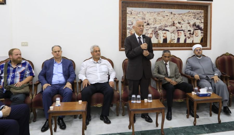 مندوبا عن الملك وولي العهد.. العيسوي