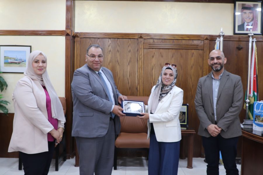 وفد من الجمعية العلمية الملكية يزور