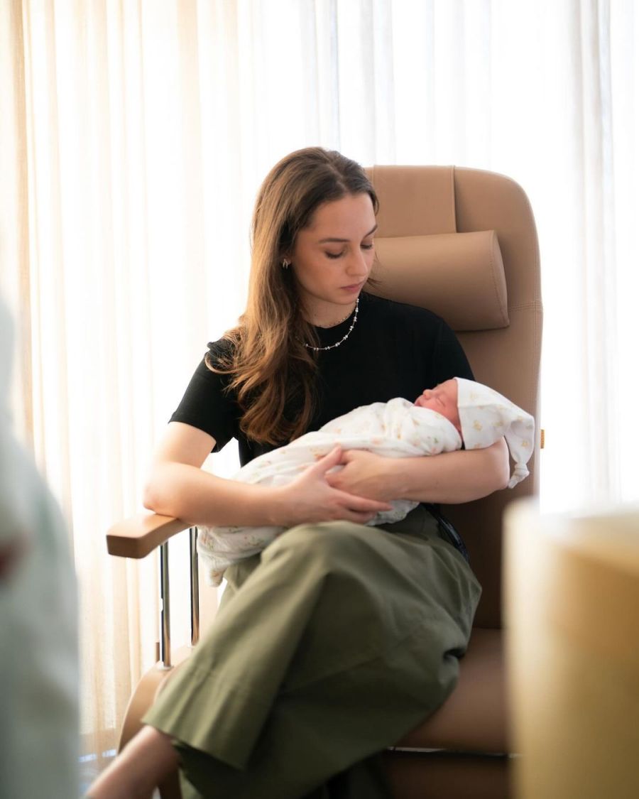 ولي العهد مهنئا الأميرة إيمان بعيد