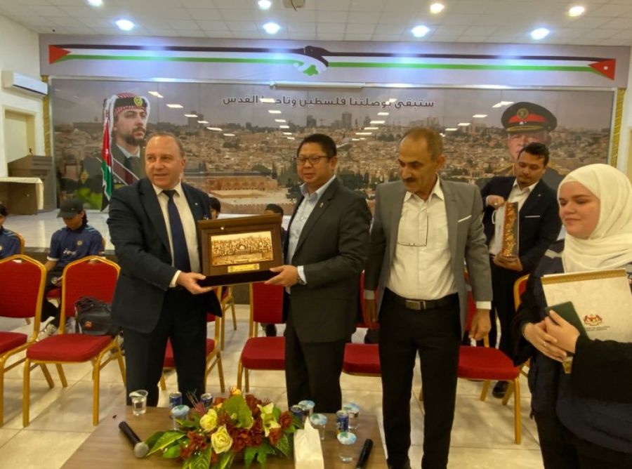 السفير الماليزي يزور مخيم حطين لتوزيع