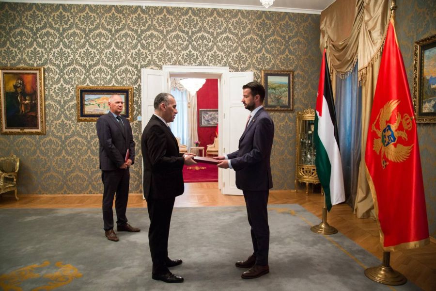 النسور يقدم أوراق اعتماده إلى رئيس