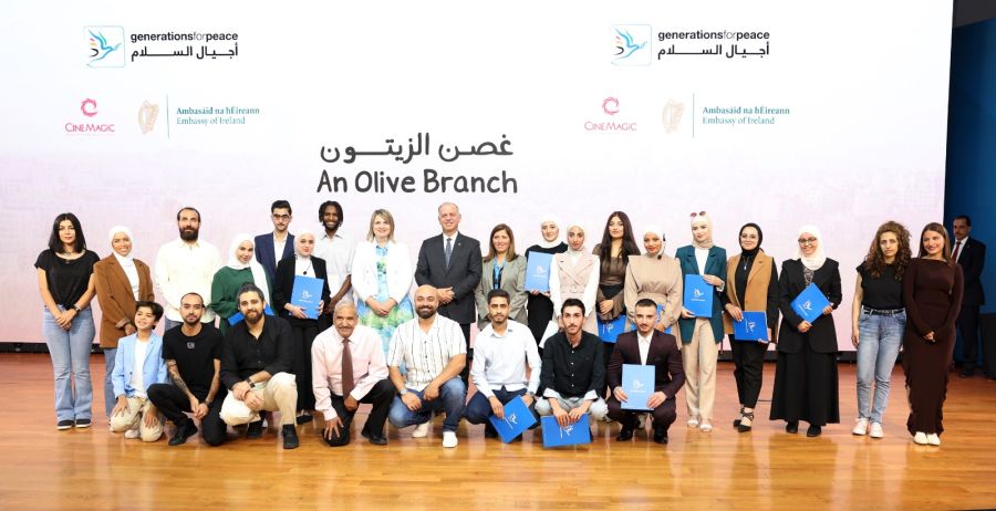 الأمير فيصل يكرّم طلبة من اعلام