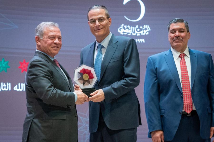 الملك يكرم البنك المركزي الأردني بجائزة
