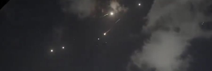 بالفيديو.. معركة في الجو بين صواريخ