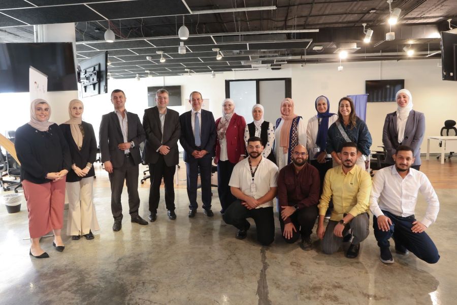 سميرات يزور حاضنة ومسرعة الأعمال جوردن