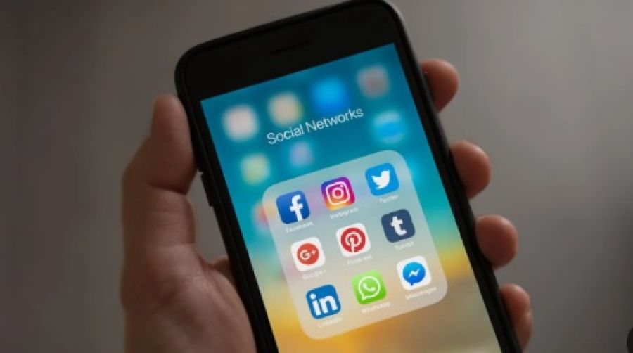 هذه عقوبة من يتحدث فيديو مع