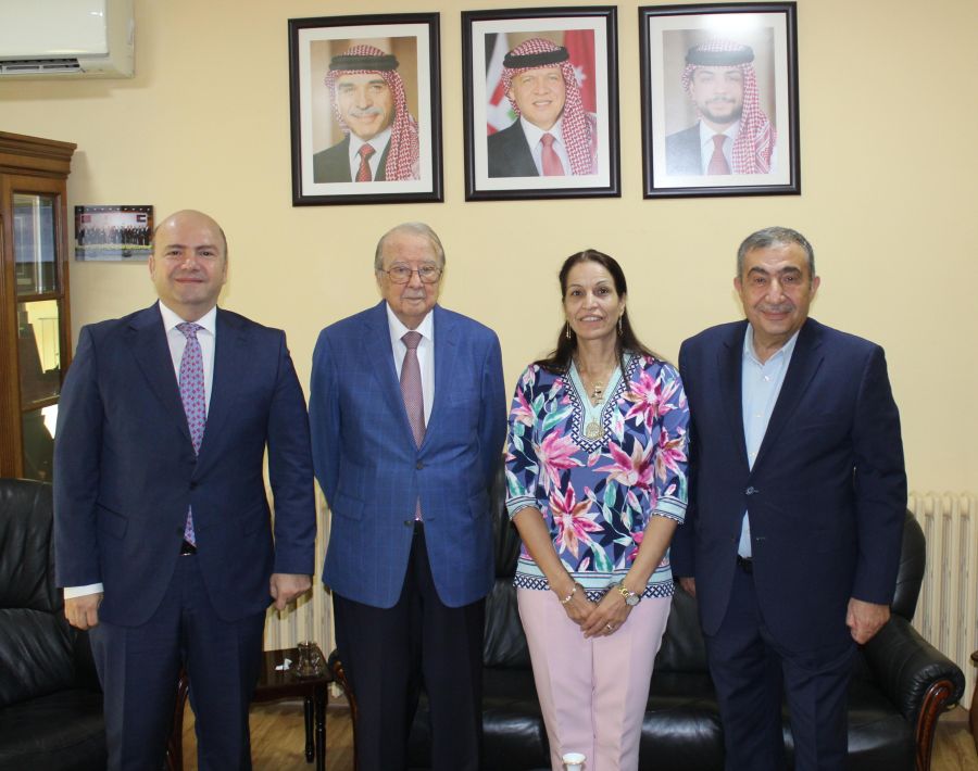 الطباع يبحث تعزز العلاقات الاستثمارية والتجارية