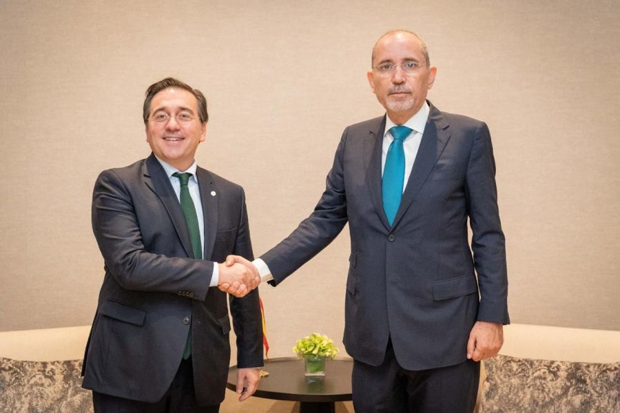 الصفدي وألباريس يبحثان جهود التوصل لوقف